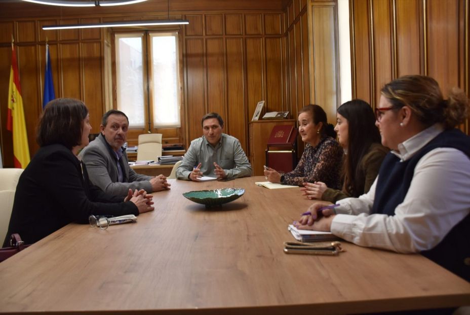 Reunión entre la Diputación y el Colegio de Farmacéuticos. Fuente: Europa Press.