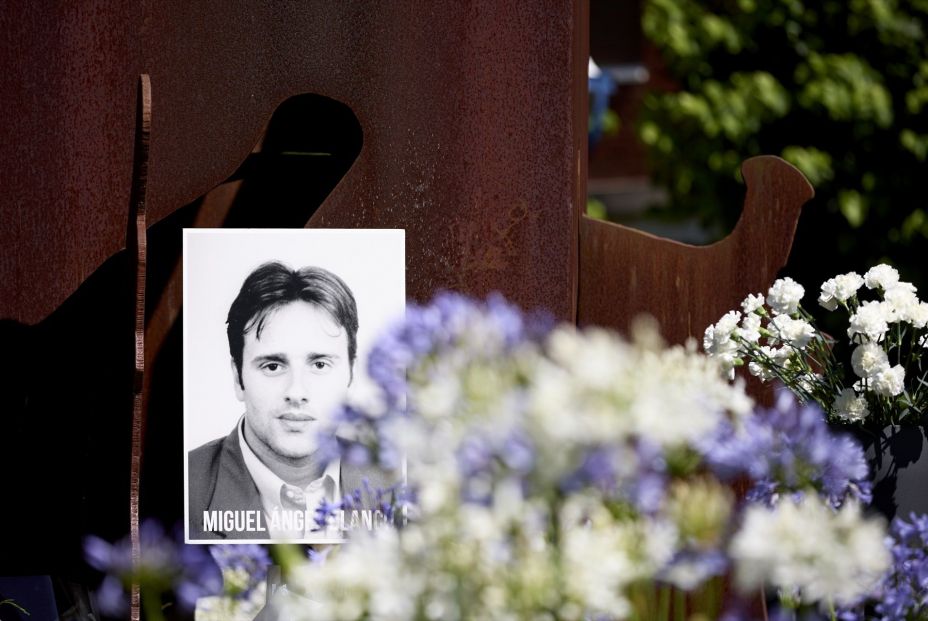 Una fotografía de Miguel Ángel Blanco en la Escultura por las Víctimas del Terrorismo en Ermua, Vizcaya. Fuente: Europa Press.