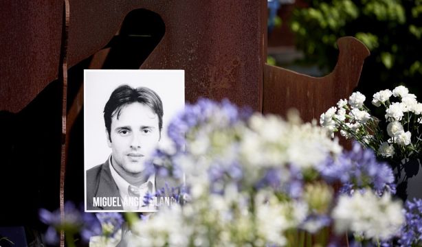 Una fotografía de Miguel Ángel Blanco en la Escultura por las Víctimas del Terrorismo en Ermua, Vizcaya. Fuente: Europa Press.