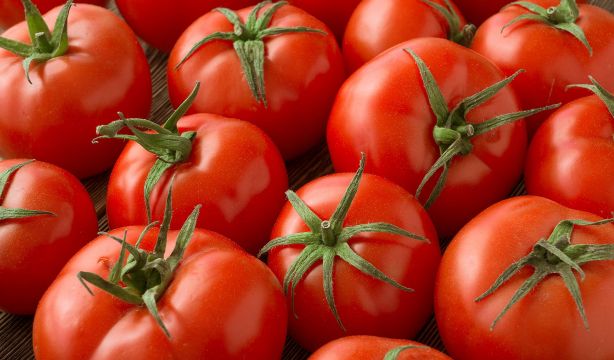 El método de cocinado influye en la absorción de nutrientes del tomate y la zanahoria. Foto: Bigstock.