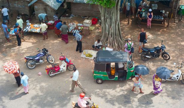 El SOS de 48 turistas españoles, la mayoría jubilados, atrapados en Sri Lanka por la guerra