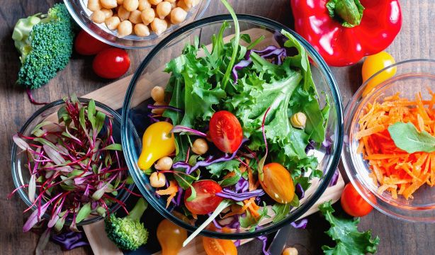 Las dietas vegetarianas se asocian con menor riesgo de 5 tipos de cáncer. Foto: Bigstock.