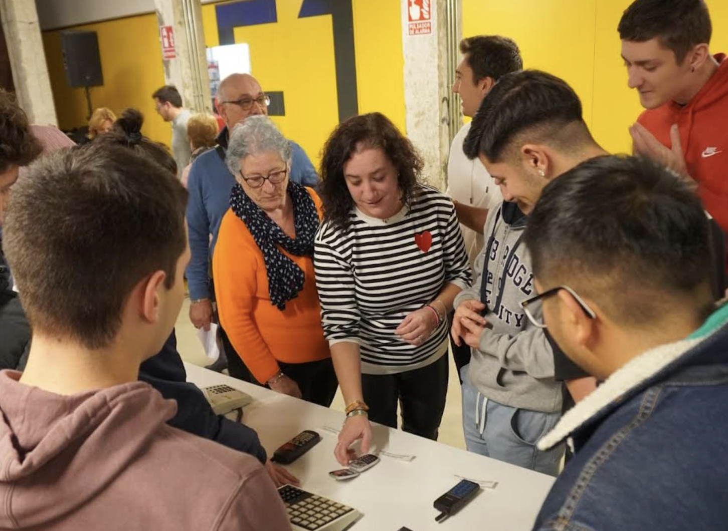 De la manivela al 5G: el viaje en el tiempo de los jóvenes de Valladolid y veteranos de Telefónica