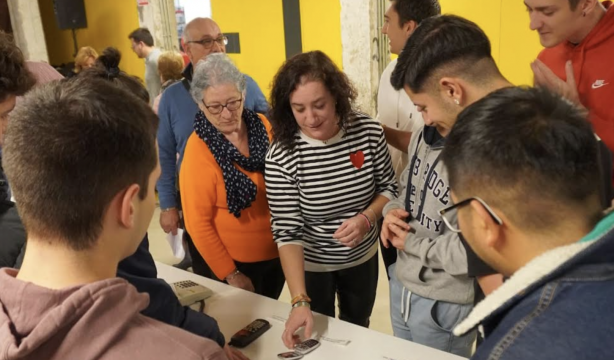 De la manivela al 5G: el viaje en el tiempo de los jóvenes de Valladolid y veteranos de Telefónica