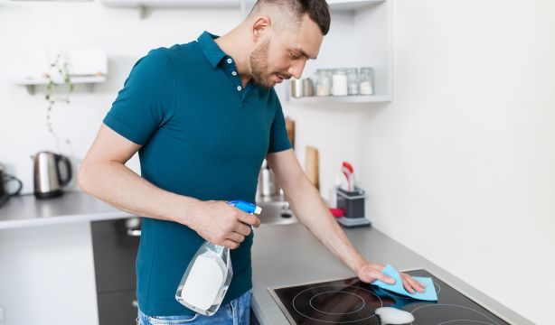El truco casero para dejar la vitrocerámica como nueva en solo 10 minutos. Foto: Bigstock.