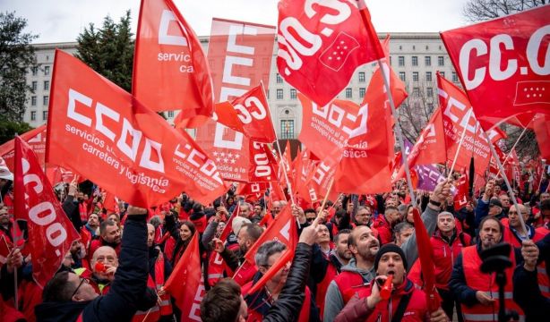 Los transportistas se concentran para reclamar la jubilación anticipada y amenazan con una huelga