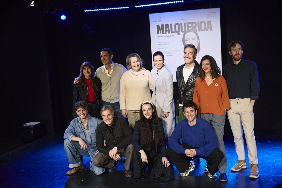 El equipo de la obra posa en el photocall de la versión contemporánea de 'La Malquerida' de Jacinto Benavente. Fuente: Europa Press.