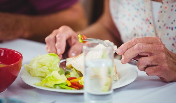 Comidas más saludables: la propuesta del Gobierno para cambiar los menús de residencias de mayores (Bigstock)