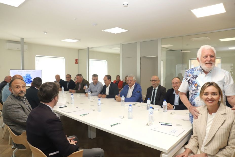 Michel Poulain, Fabiola García y varios alcaldes gallegos en un encuentro con la conselleira de Política Social. Fuente: Europa Press.