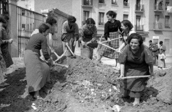 1938. Mujeres y niños construyen refugios antiaéreos en Madrid