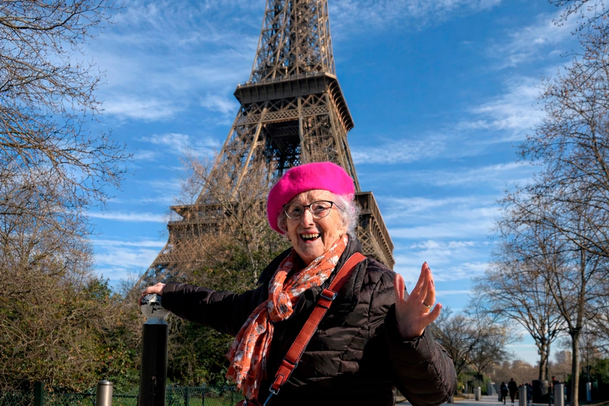 María cumple su sueño de visitar París a los 91 años: "Me han dado la vida y más que la vida” (Fundación Adopta Un Abuelo)
