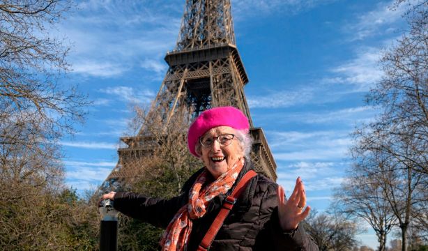 María cumple su sueño de visitar París a los 91 años: "Me han dado la vida y más que la vida” (Fundación Adopta Un Abuelo)
