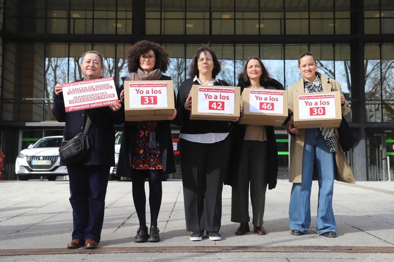 Mujeres con cáncer recogen 65.000 firmas para adelantar el inicio de las mamografías a los 40 años