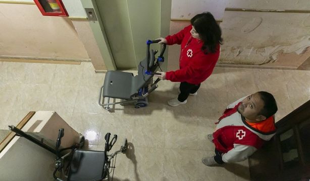 Cruz Roja ofrece ayudas de hasta 65.000 euros para reparar ascensores dañados por la dana. Foto: Europa Press.