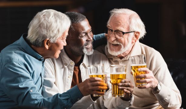 'Marimar', el restaurante de Alicante contra la soledad de los mayores LGTBIQ+ (Bigstock)