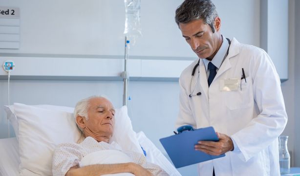 Una herramienta de Inteligencia Artificial predice complicaciones en mayores hospitalizados. Foto: Bigstock.