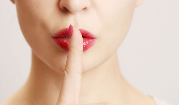 Lluís Busquets publica 'Placebo', una novela sobre el amor prohibido entre una profesora y su alumno. Foto: Bigstock.