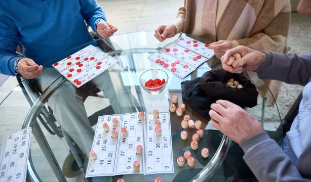 Indignación en un hogar del jubilado donde podrían multarles por jugar al bingo: "No hay derecho" (Bigstock)