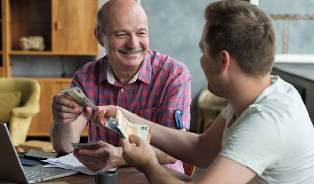Donaciones de padres a hijos para vivienda: cómo tributan en Andalucía