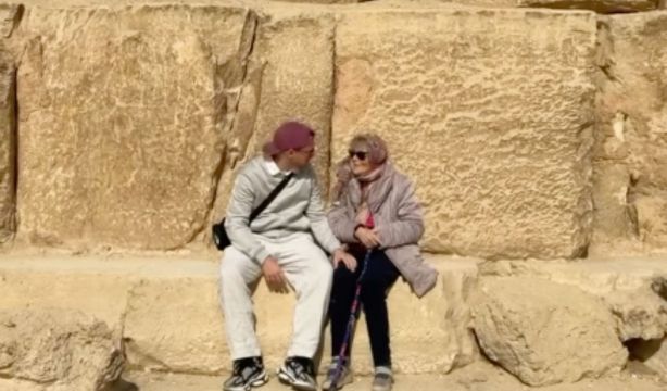 Cumple el sueño de su abuela de 94 años: así ha sido su viaje a Egipto (Instagram: @elhispanobelga)
