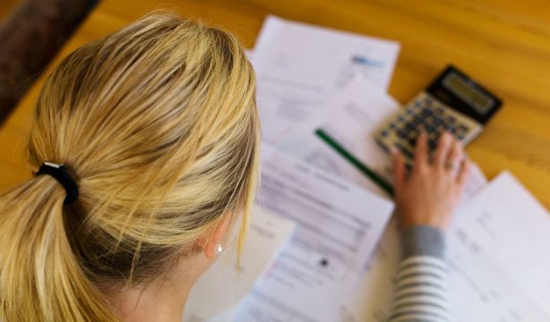 Tres de cada diez españoles tienen dificultades para pagar los gastos básicos del hogar. Foto: Bigstock.