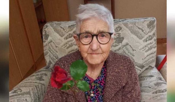 Marina Prieto, la influencer gallega de 102 años que enamora con sus churros y sus paseos diarios. Fuente: Instagram @marinaprieto1923