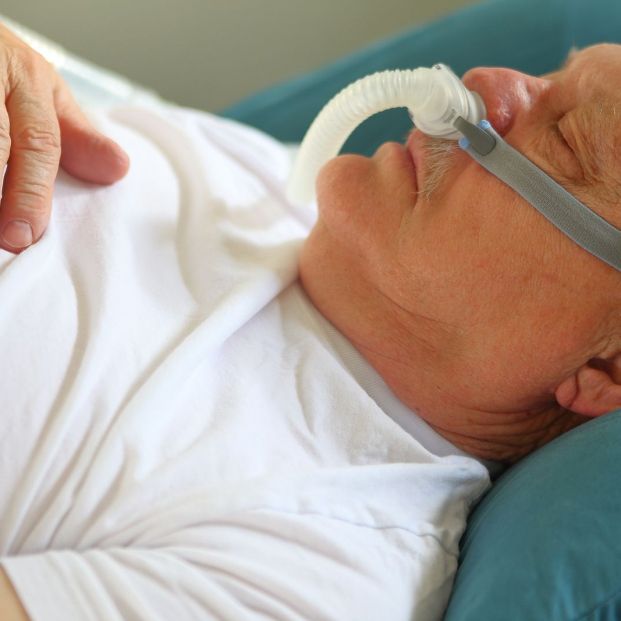 La CPAP (Presión Positiva Continua en la Vía Aérea) es el tratamiento de primera elección para la apnea obstructiva del sueño grave. Fuente: BigStock. La CPAP (Presión Positiva Continua en la Vía Aérea) es el tratamiento de primera elección para la apnea obstructiva del sueño grave. Fuente: BigStock.