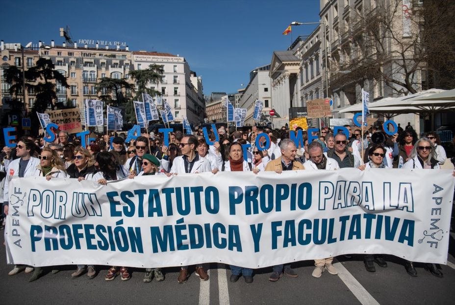 Cerca de 500 médicos exigen un Estatuto Marco propio frente al Ministerio de Sanidad