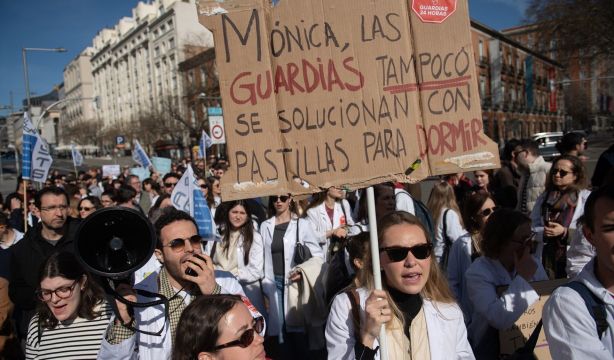 Cerca de 500 médicos exigen un Estatuto Marco propio frente al Ministerio de Sanidad Cerca de 500 médicos exigen un Estatuto Marco propio frente al Ministerio de Sanidad