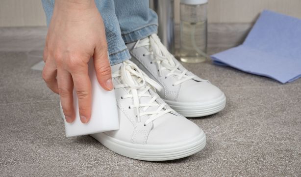 Cómo devolver tus zapatillas blancas sucias a su estado original