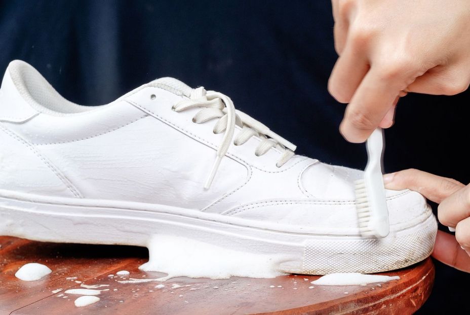 Los métodos para devolver tus zapatillas blancas sucias a su estado original