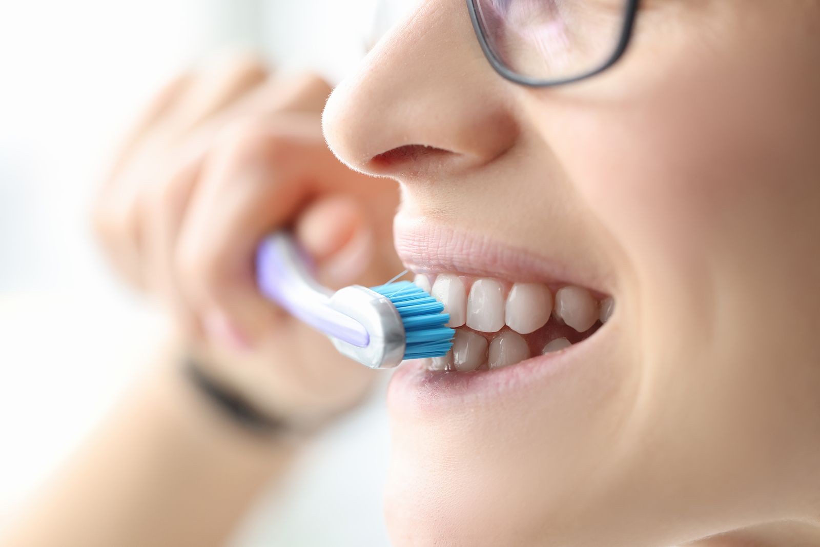 Certifican que el flúor de la pasta de dientes no es tóxico ni causa daño cerebral. Foto: Bigstock.