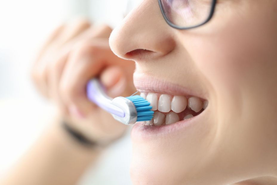 Certifican que el flúor de la pasta de dientes no es tóxico ni causa daño cerebral. Foto: Bigstock.
