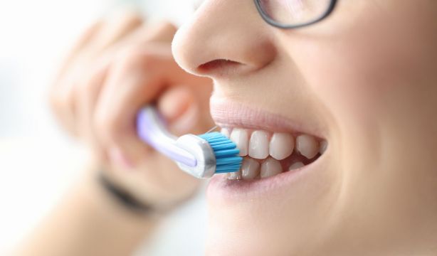 Certifican que el flúor de la pasta de dientes no es tóxico ni causa daño cerebral. Foto: Bigstock.