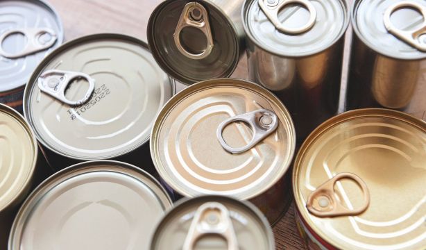 Un médico advierte del peligro de guardar latas de conserva abiertas en la nevera. Foto: Bigstock.
