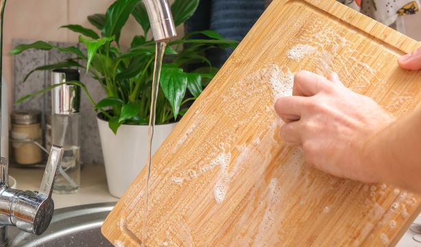 El método casero para limpiar tus tablas de cocina y dejarlas como nuevas