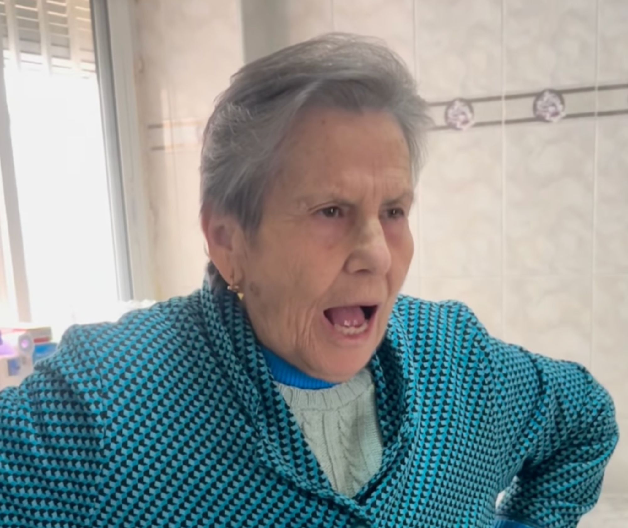 VÍDEO: Sorprende a su abuela con un saludo en su programa de radio favorito y se hace viral (Instagram: @pedromompeanmusic)