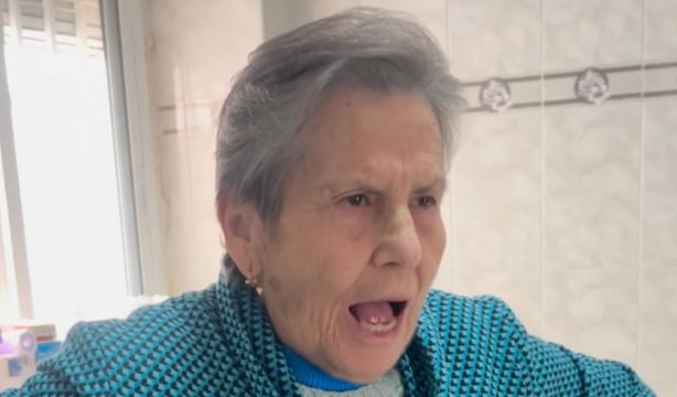 VÍDEO: Sorprende a su abuela con un saludo en su programa de radio favorito y se hace viral (Instagram: @pedromompeanmusic)
