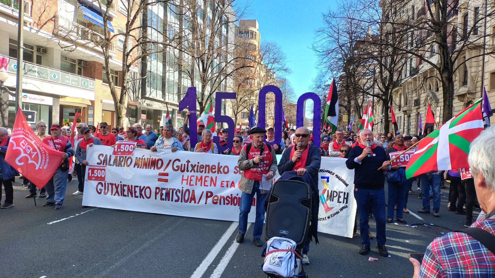 "Pensión y sueldo mínimo de 1.500 euros": Los pensionistas secundan la huelga en Euskadi y Navarra