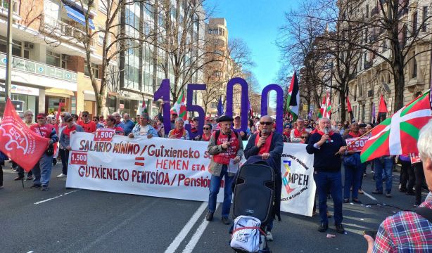 "Pensión y sueldo mínimo de 1.500 euros": Los pensionistas secundan la huelga en Euskadi y Navarra