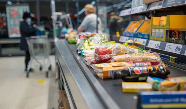 Nueva amenaza a los sénior: alertan de riesgos de dejar de imprimir tickets en papel en supermercado