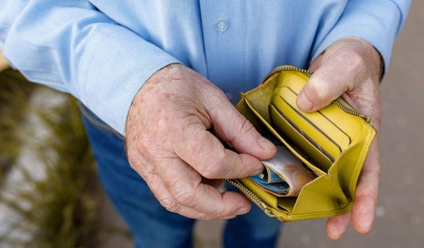 Más de un tercio de los ingresos de los hogares procede de ayudas públicas. Fuente: BigStock.