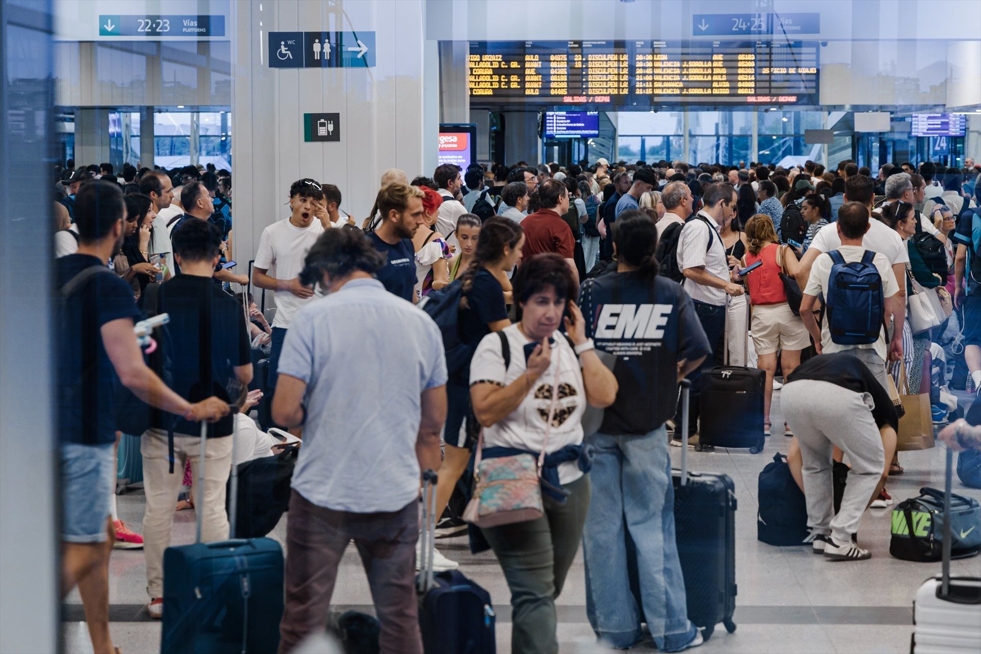 EuropaPress 6933983 viajeros estacion chamartin clara campoamor septiembre 2025 madrid espana