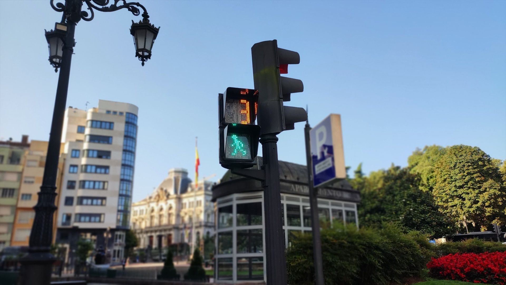 Más del 83% de los españoles piden sancionar a peatones que cruzan utilizando el móvil. Foto: Europa Press.