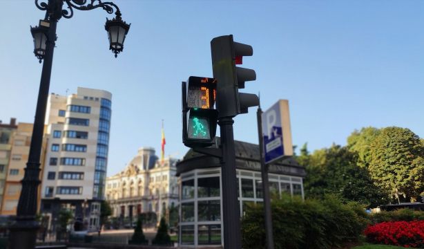 Más del 83% de los españoles piden sancionar a peatones que cruzan utilizando el móvil. Foto: Europa Press.