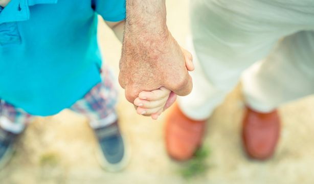Ser padre con más de 55 años: una tendencia que crece entre la polémica y los prejuicios edadistas