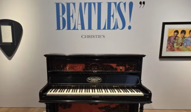 El piano de John Lennon bate récords en una subasta en Nueva York