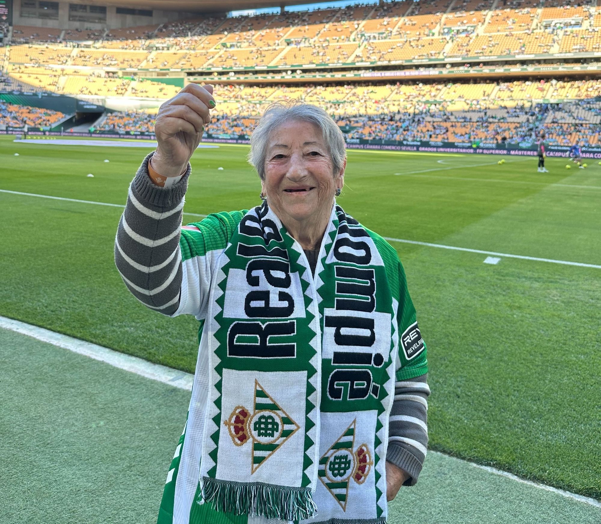 Aurora cumple su sueño de ver al Betis a los 88 años: "No lo voy a olvidar nunca" (Fundación Adopta Un Abuelo)