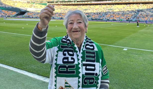 Aurora cumple su sueño de ver al Betis a los 88 años: "No lo voy a olvidar nunca" (Fundación Adopta Un Abuelo)