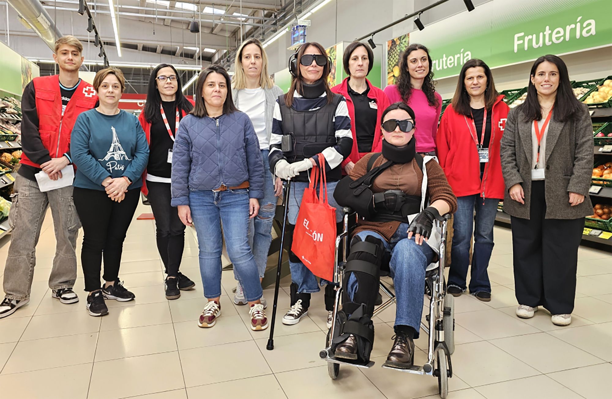El traje con el que te pones en la piel de un cliente de supermercado de 80 años